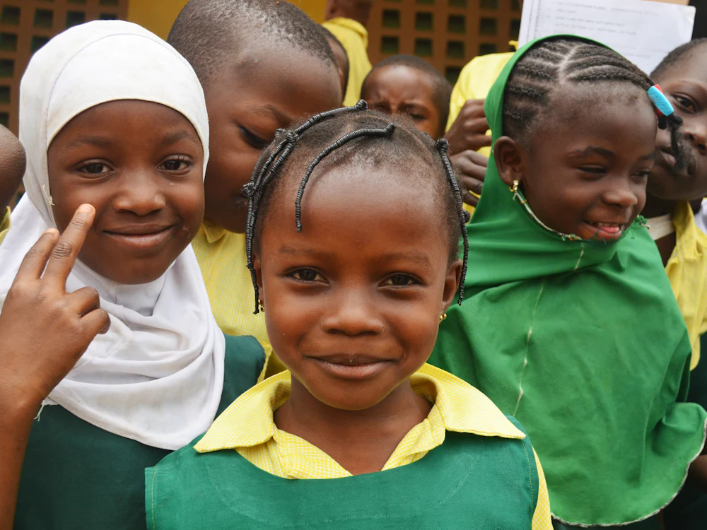 Écolières burundaises souriantes en uniforme