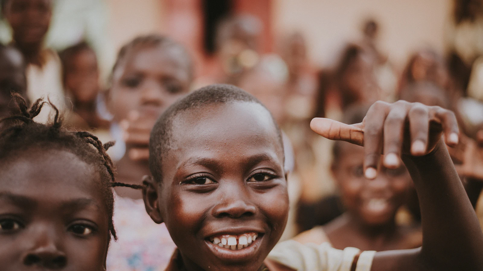 Des enfants burundais souriants en pleine communauté