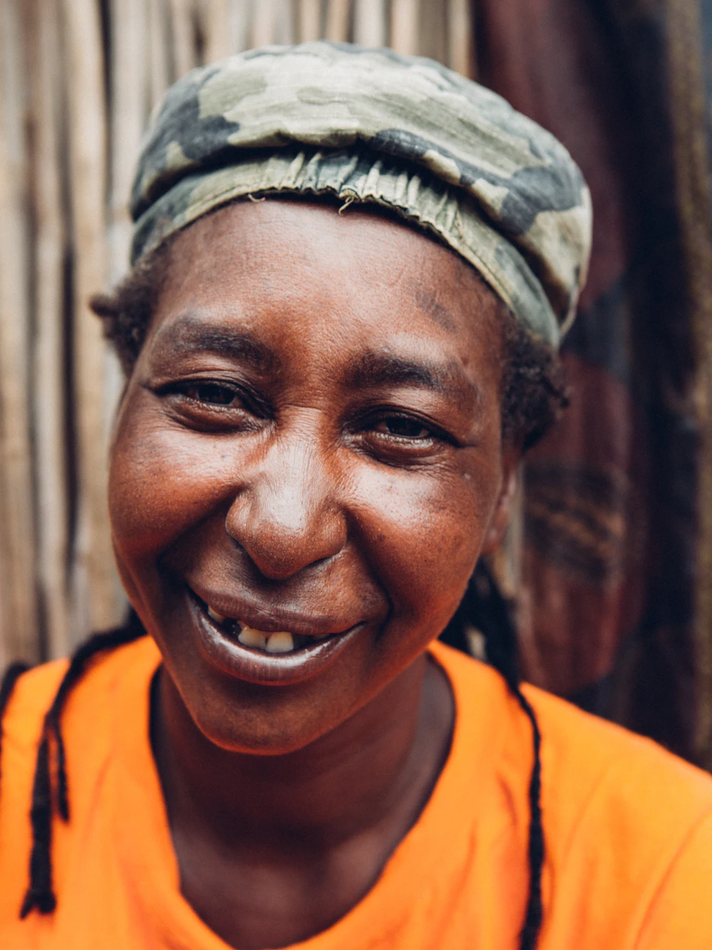 Portrait d'une femme burundaise au sourire digne
